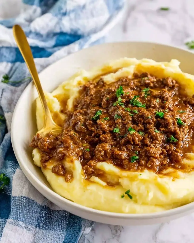 Ground Beef and Gravy: A Quick and Hearty Weeknight Classic Recipe